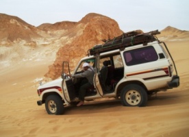 砂漠ツアーの4輪駆動車