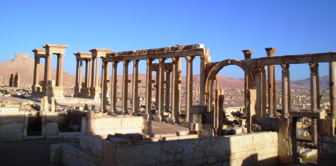 シリア　朝のパルミラ遺跡