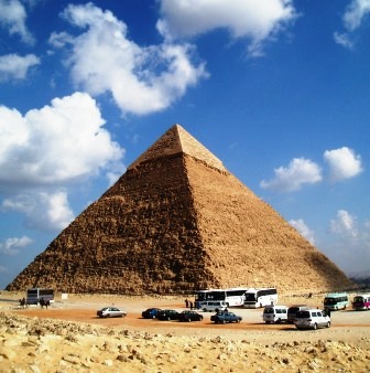 ピラミッドとツアーのバス
