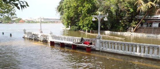 浸水中のサンティチャイプラカン公園