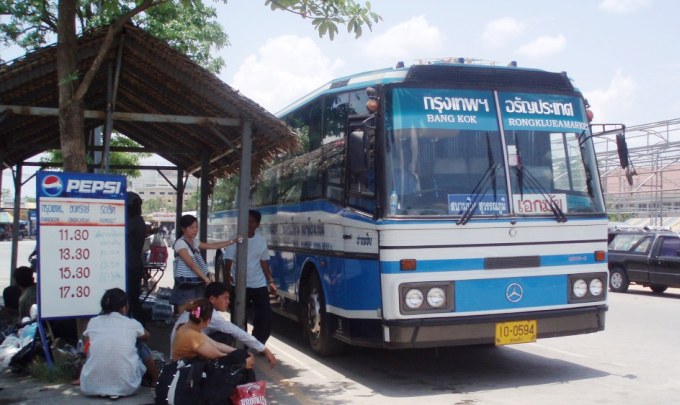 カンボジア‐タイ国境　ロンクルア市場のバンコク行きバス
