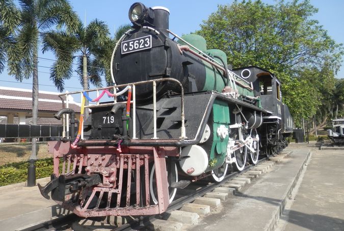 カンチャナブリ―クウェー鉄橋脇に展示の泰緬鉄道機関車