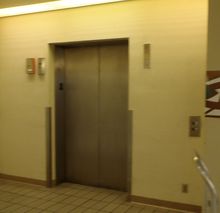 ホノルル空港1階から2階へのエレベーター